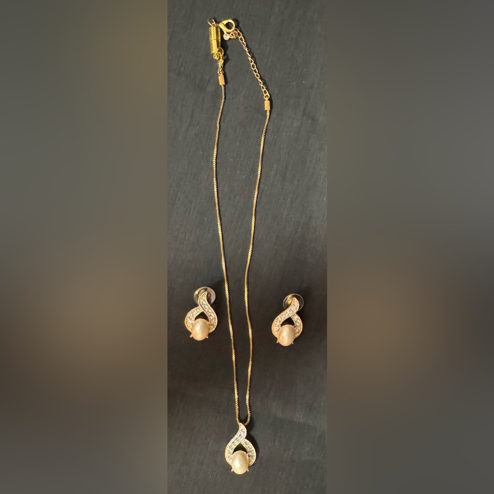 Vintage “Butler” gold toned jewelry set with faux pearl drop